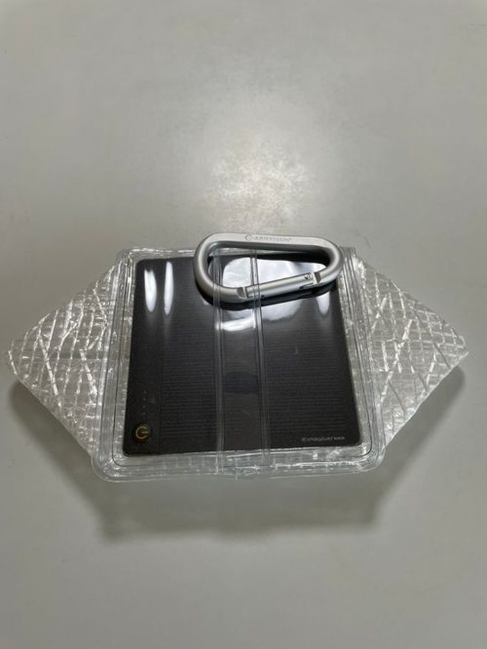 テントの下に吊り下げて点灯したCARRY THE SUNランタン。夜のキャンプ場
