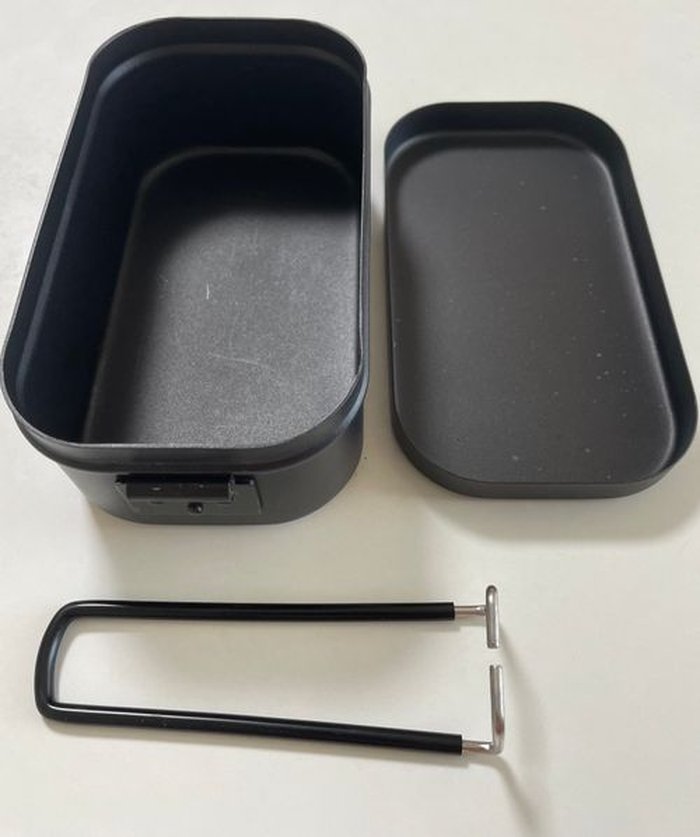 蓋を開けたDAISOフッ素加工黒メスティンと付属のハンドル
