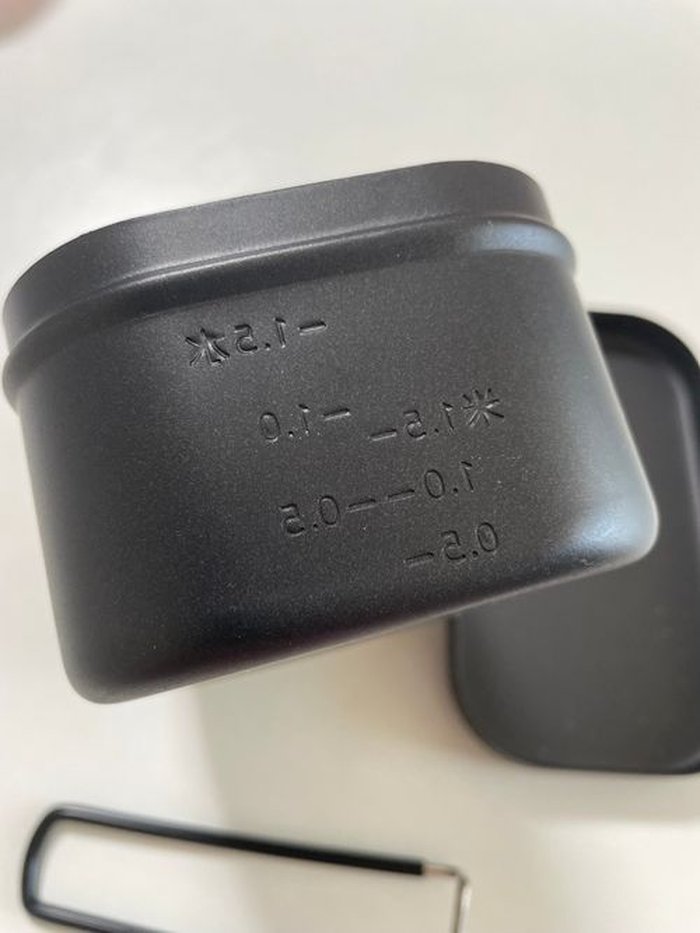 DAISOフッ素加工黒メスティン内側の目盛り