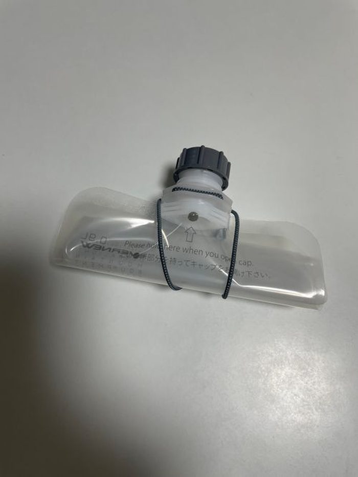 広げたEVERNEWウォーターキャリー900ml。透明の自立式ボトル