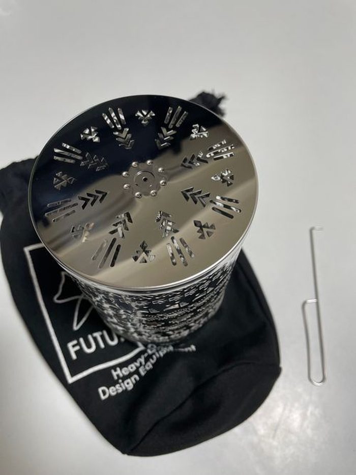 バーナーに乗せて点灯したFUTURE FOXヒーターアタッチメント。赤く光る夜のキャンプ場