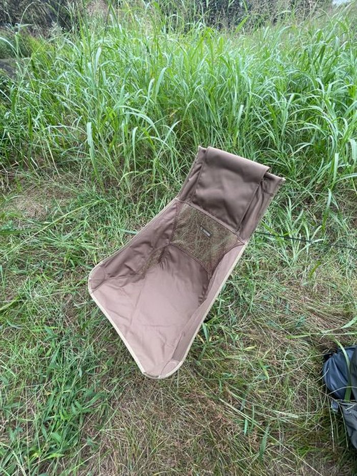 畳む前のチェアツーの座面。メッシュとハイバックの構造がわかる