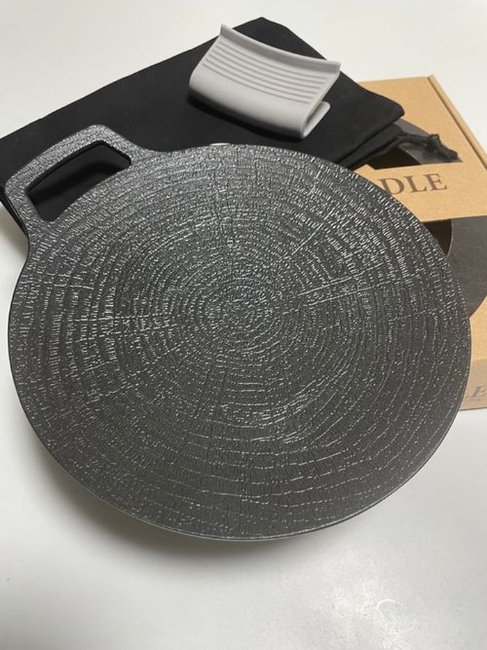 シリコンミトンと収納袋、パッケージが並んだJHQマルチグリドル19cm