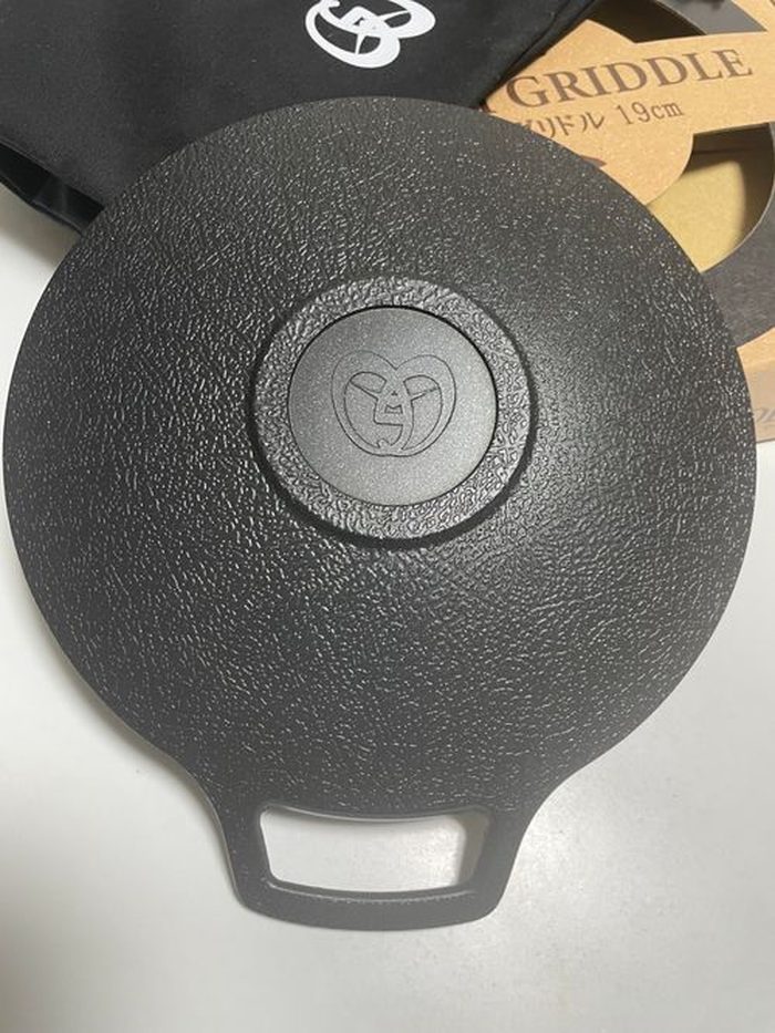 JHQマルチグリドル19cmの裏面。木目調の模様が入った鋳物の質感