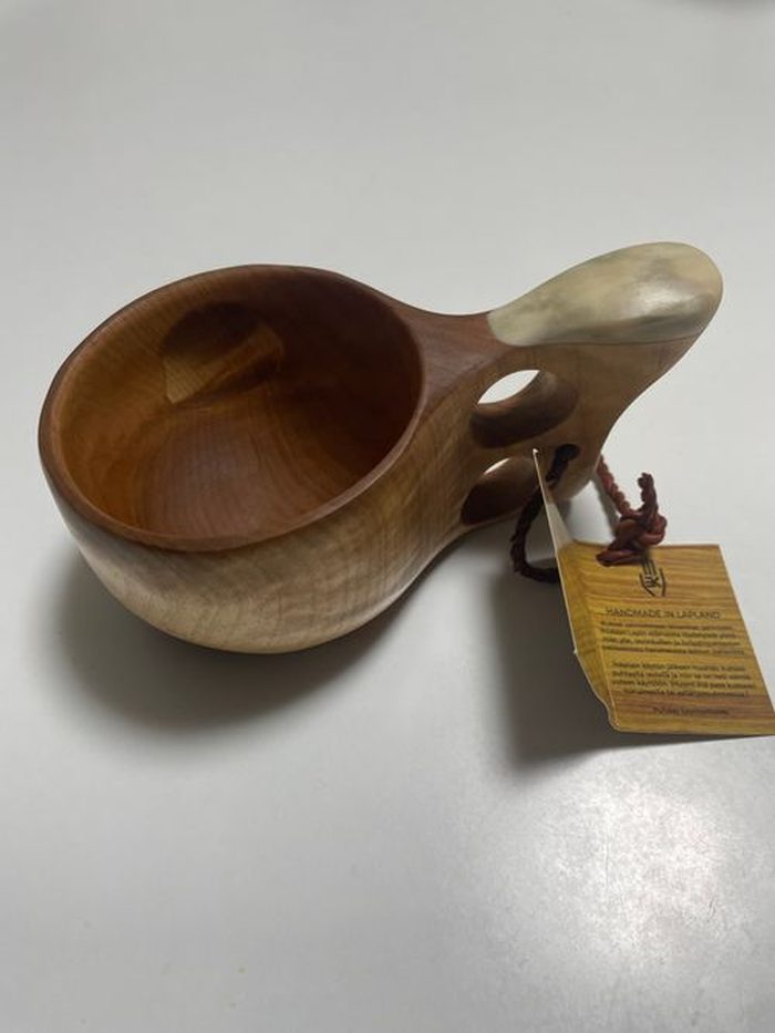 Koivumaaククサの内側。木目の美しい茶色の器とトナカイの角飾りハンドル