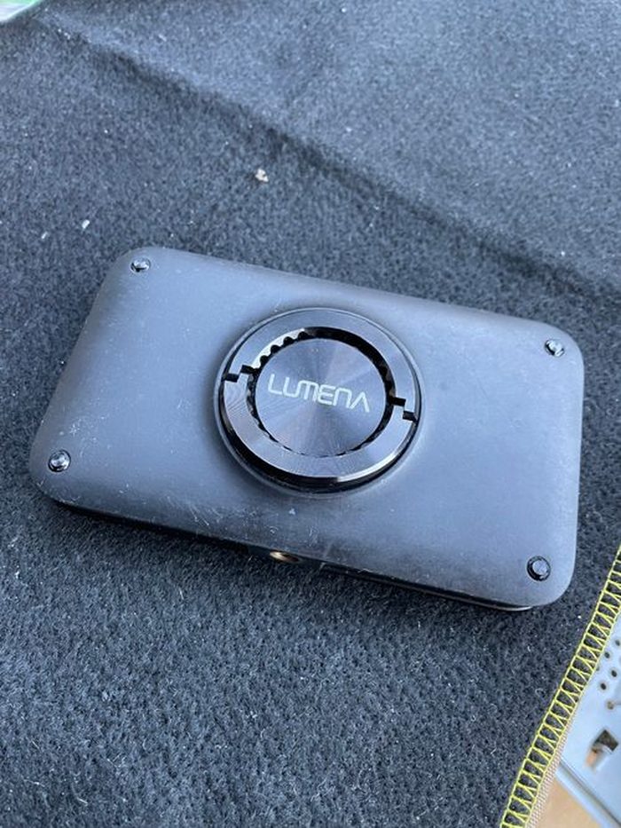 LUMENA2本体正面。丸いロゴマークが目印のコンパクトなボディ