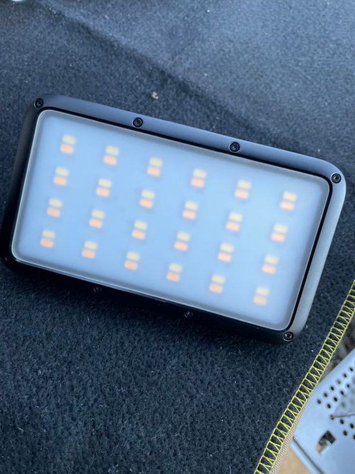 点灯したLUMENA2のLED発光面。多数のLEDが並ぶ