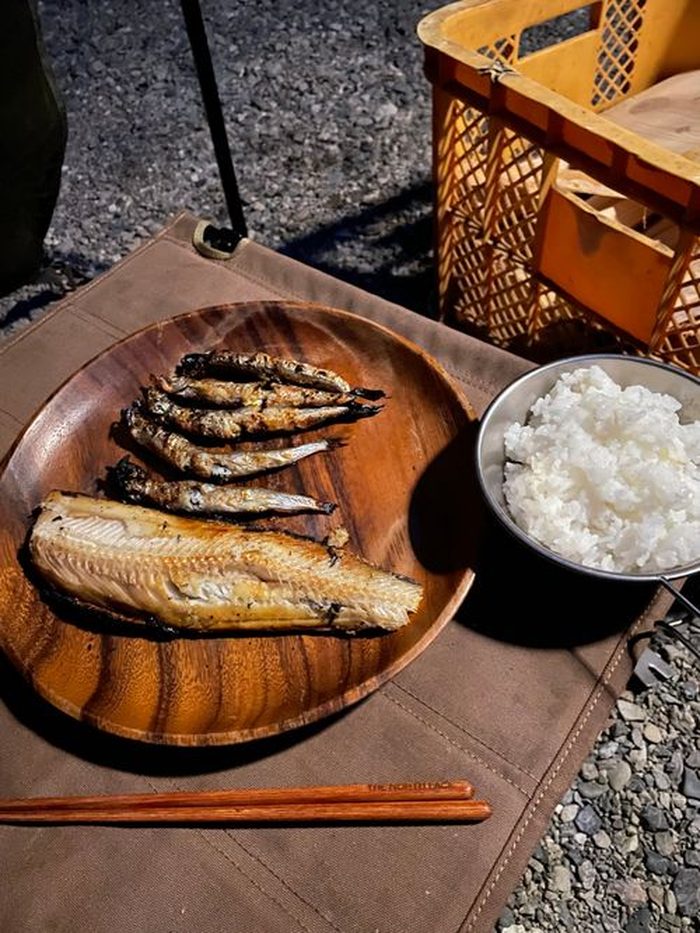 ニトリのアカシアプレートに盛り付けた焼き魚とご飯