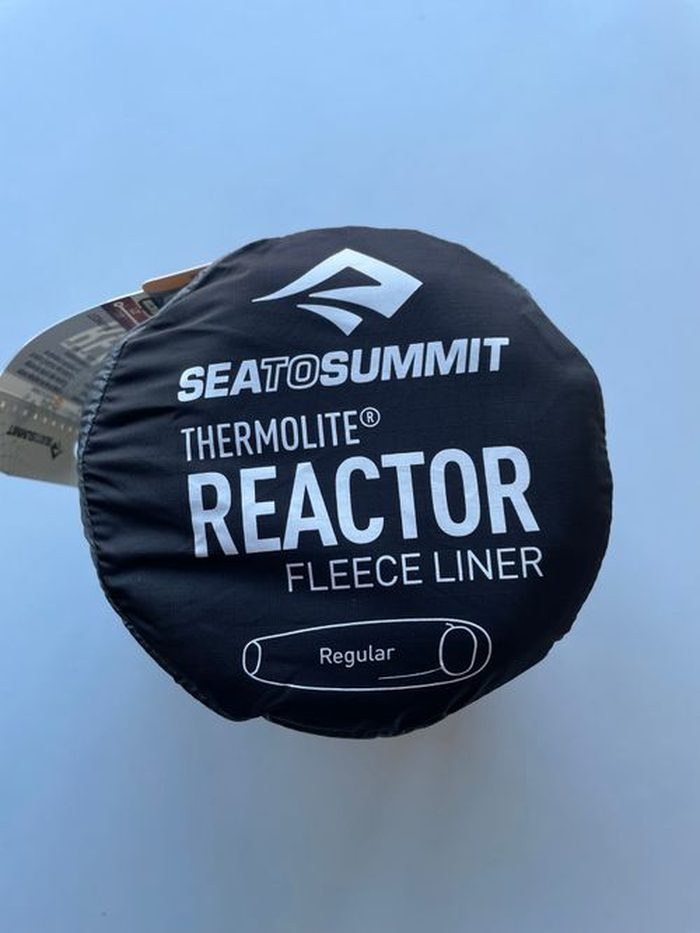 SEA TO SUMMITフリースライナーのパッケージ側面。使用イメージと保温効果の表記