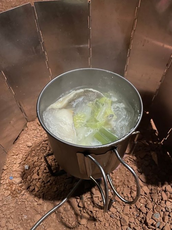 チタントレック900で鶏肉と白菜を煮込んでいる様子