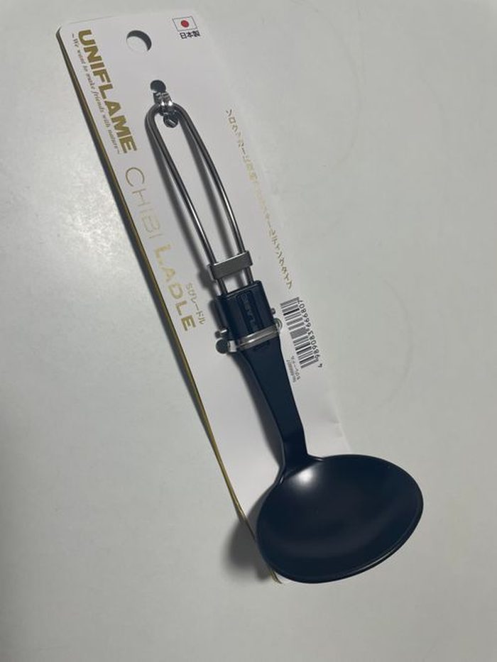 UNIFLAMEチビレードル本体。黒いヘッドと折りたたみ式ワイヤーハンドル