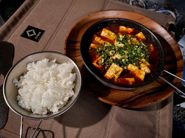 市販の混ぜるだけタイプの麻婆豆腐と白ごはん