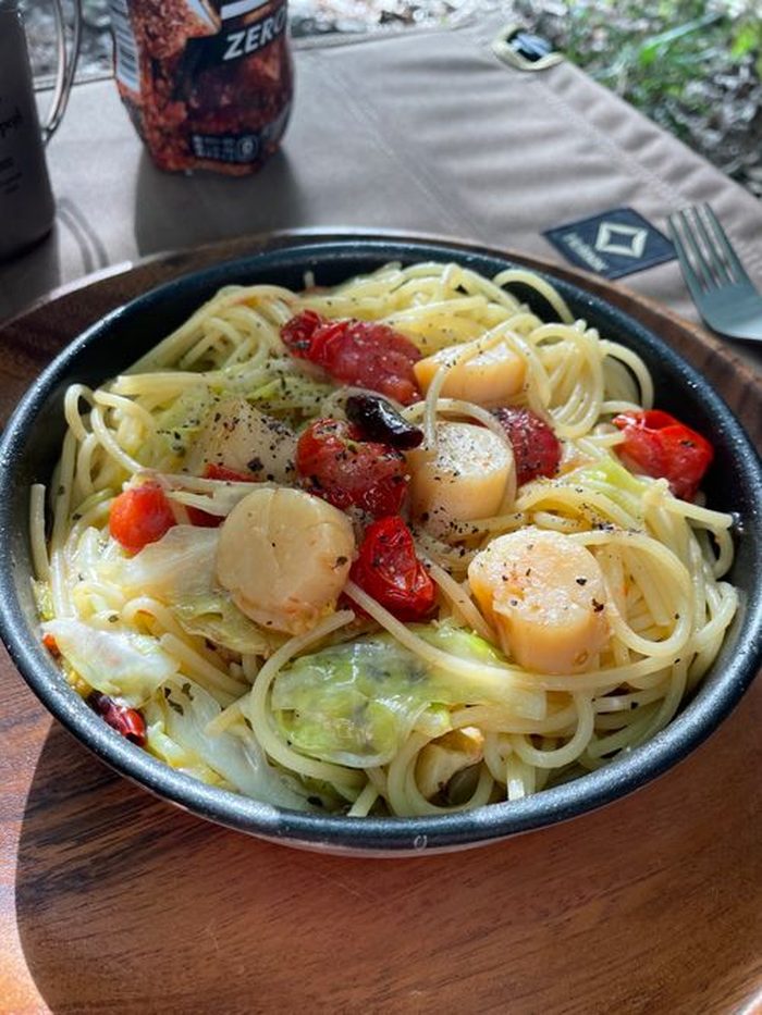 ニンニクホタテトマトパスタ。ホタテとプチトマト、キャベツを合わせたオイルパスタ