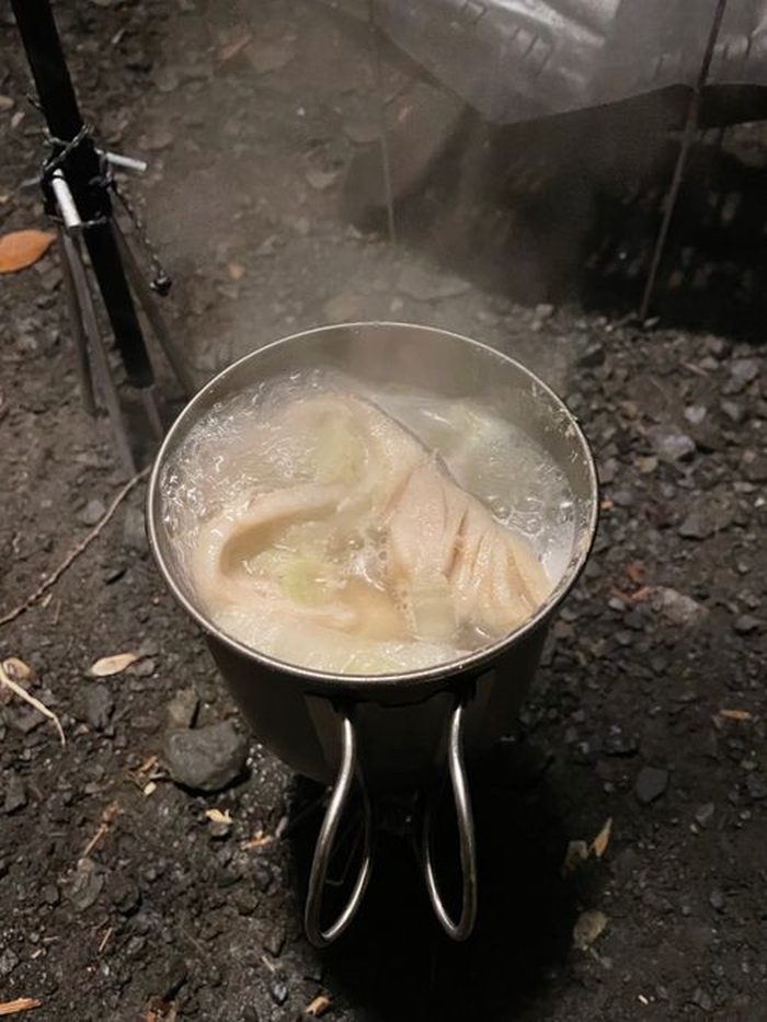 湯気の立つ鱈とホルモン鍋、煮えている様子